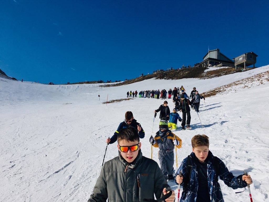 sortie raqueetes sejour scoalire classe de ski en auvergne fairy experience hostel by la roche des fees